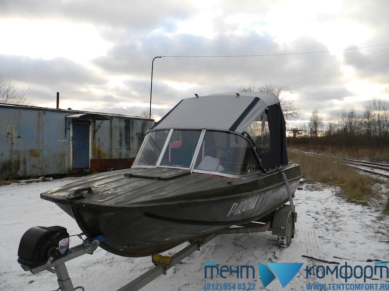 Клапан в крыше лодочного тента для выхода на носовую палубу