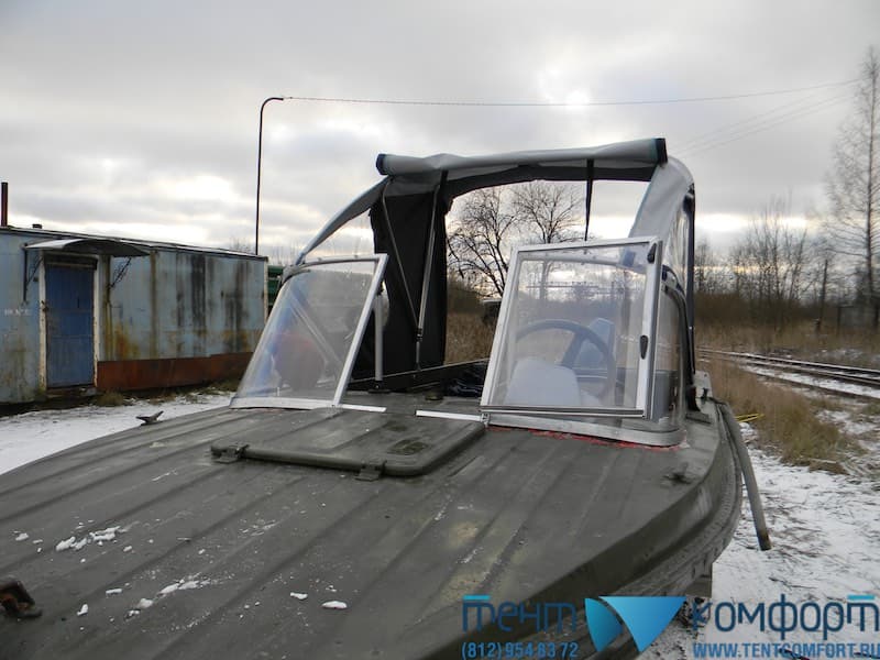 Открытый клапан в крыше лодочного тента для выхода на носовую палубу